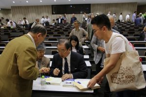 會後有許多民眾排隊請前駐日代表羅福全簽名
