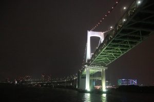 搭乘東京灣納涼船經過彩虹大橋，欣賞不一樣的東京景色