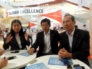 メディア向け記者会見にて、劉課長（左）、何組長（中）、李所長（右）