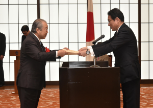 外務大臣表彰個人賞の表彰状を受けとる松本彧彦氏(提供:外務省)