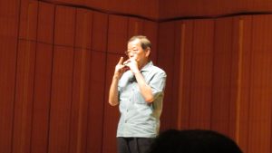 謝長廷代表現場演奏陶笛