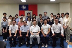 教育組長林世英（前排右３）與台灣獎學金和教育部華語文獎學金受獎生合影