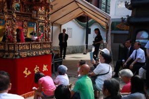 訪團停留在橫濱媽祖廟，欣賞弘宛然布袋戲的公演