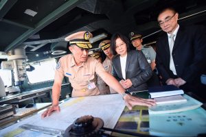 出発前に海軍の「迪化艦」に乗艦し乗組員らを激励した蔡英文総統（提供：中央社）