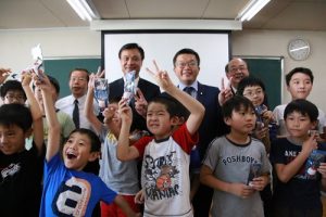 橫濱中華學院安排學童表演，歡迎訪團一行人
