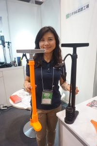 ・ＣＯＩＤＯ　ＣＯＲＰＯＲＡＴＩＯＮ 自転車や自動車の空気入れなどを専門に生産する企業。すでに日本市場で実績があり、大体の日本のホームセンターで取り扱われている。毎年新商品を展開しており、今年は軽さが売りの自転車用空気入れがオススメだという。