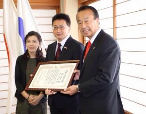 石川縣台灣華僑總會會長陳文筆伉儷(左1、2)獲頒加賀市國際交流功勞獎
