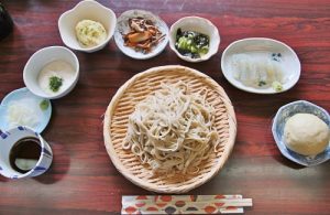 品嘗自己手作的蕎麥麵