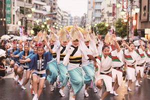 高圓寺阿波舞大會將於８月２７日至２８日登場，預計可吸引超過百萬人次到場參加（©NPO法人 東京高円寺阿波おどり振興協会）