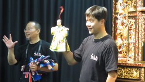 弘宛然演出者現場示範戲偶操作