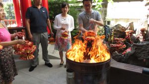 燒紙蓮花給過世親人 祖先是日本沒有的習俗