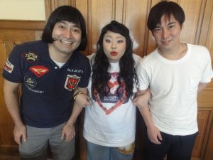 渡辺直美さん（中央）とハイキングウォーキングさん