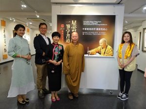 大阪佛光山妙崇法師(右2)、國際佛光會大阪協會會長潘振興(左2)與會員合影