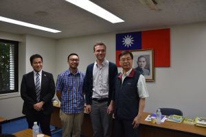 隨團參訪並擔任口譯的ＧＲＩＰＳ博士黃俊揚（左１）認為政府可從日本深入新南向政策，會有更好的效果（圖右１為教育組組長林世英）