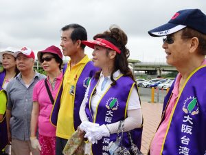 會長王坤保(右3)及名譽會長謝美香(右2)與會員一同聽清掃說明