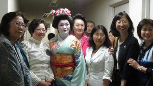 僑胞熱情跟朱夫人合照