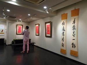到場民眾細細欣賞星雲大師一筆字