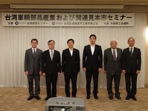 右起台灣貿易中心大阪事務所所長李泓章、台灣區電子工業同業公會副秘書長羅懷家、中京車體工業株式會社社長森孝義、駐大阪辦事處經濟組組長何坤松、外貿協會展覽業務處處長康益智、課長蔡明燿