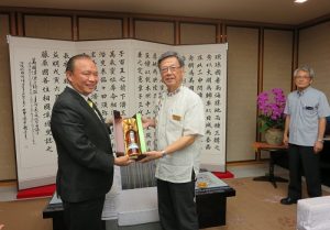宜蘭縣長兼臺琉協會理事長林聰賢（左）拜會沖繩縣知事翁長雄志