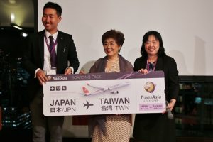 台灣觀光協會東京事務所所長鄭憶萍（右）應邀出席並擔任抽獎嘉賓