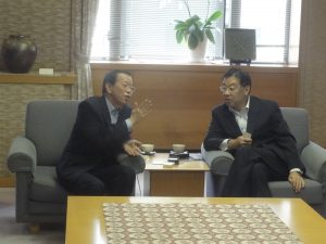 知事室での懇談（左：謝代表、右：山田府知事）