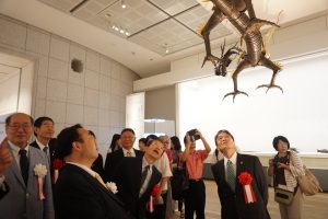 自在龍（明治−昭和時代）を観覧する来賓ら