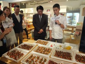 屏東県特産のカラスミなどを使用したブルスケッタを紹介するBenson Huangシェフ（右）