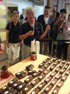 カカオ豆職人の李松源さんはカカオ豆の栽培などについて説明した