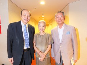 左から台湾文化センターの朱文清センター長、台湾人間国宝の廖瓊枝さん、日本中華連合総会の毛友次会長