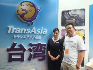 ツーリズムEXPOジャパン台湾ブースにて。トランスアジア航空北東アジア地区総支配人・日本支社長の江許賢氏（右）