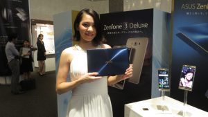 模特兒展示ZENBOOK ZENFONE系列產品