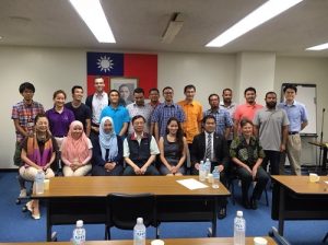 駐日代表處教育組組長林世英（前排左４）與國立政策研究大學院大學學生合影留念