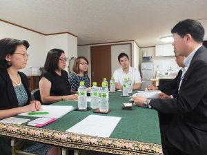在日台灣不動產協會代表理事錢妙玲（圖左中）向ＲＥＴＩＯ提案，盼日本政府能放寬非居住者在日本當地開設銀行帳戶的相關限制
