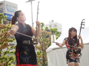 留學生李芃(左)與徐綾遙合奏二胡、贏得熱烈掌聲。