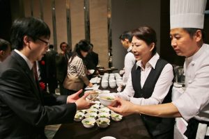 現場賓客搶著品嘗道地的台灣担仔麵