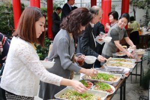 信眾大德也提供葷食供大家分享食用