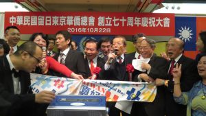 謝代表跟僑胞一起上台演唱愛拚才會贏