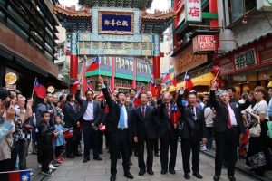 駐日代表謝長廷（前排左２）等人在橫濱中華街展開國慶遊行