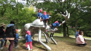 園區獨角仙雕塑 幼稚園小朋友玩的高興