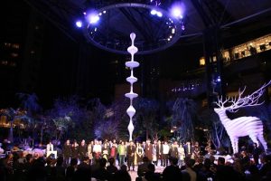 今年六本木藝術夜的主藝術家名和晃平將雕刻作品放在六本木廣場上，增添魔幻氛圍