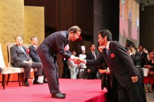 日相安倍晉三的胞弟，眾議員岸信夫（台下者）特別向駐日代表謝長廷致意