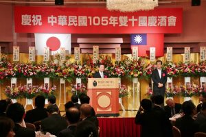 日華親善神奈川縣議員聯盟會長松田良昭(右2)及日華親善橫濱市議會議員聯盟會長森敏明(右1)