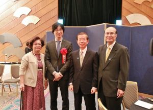 駐日代表謝長廷（右２）和台灣文化中心主任朱文清（右１）專程出席頒獎典禮，祝賀王震緒獲獎（圖左１為王震緒母親的友人）