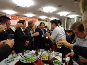 駐大阪辦事處新處長陳訓養在會長陸超陪同下 逐桌向賓客打招呼