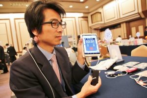 奧樂科技總經理王基旆介紹自家推出的保健相關APP,透過手機就可進行穴道按摩、針灸和拔罐
