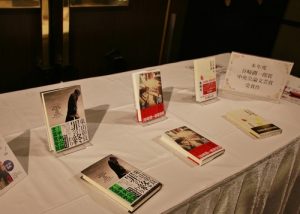 會場陳列獲獎作品（圖左１為王震緒新作《罪的終結》）