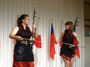 留學生李芃、徐綾遙二胡合奏「夜來香」