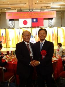 駐大阪辦事處處長陳訓養(右)與大阪中華總會會長洪勝信