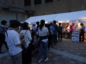 台灣兩攤位前、大排長龍。