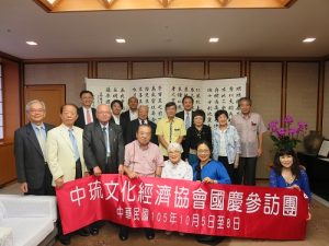 沖繩縣副知事安慶田光男（前排右４）與中琉文化經濟協會名譽理事長蔡雪泥名譽理事長（前排右３）、駐那霸辦事處處長蘇啟誠（第２排右３）暨訪團一行合影